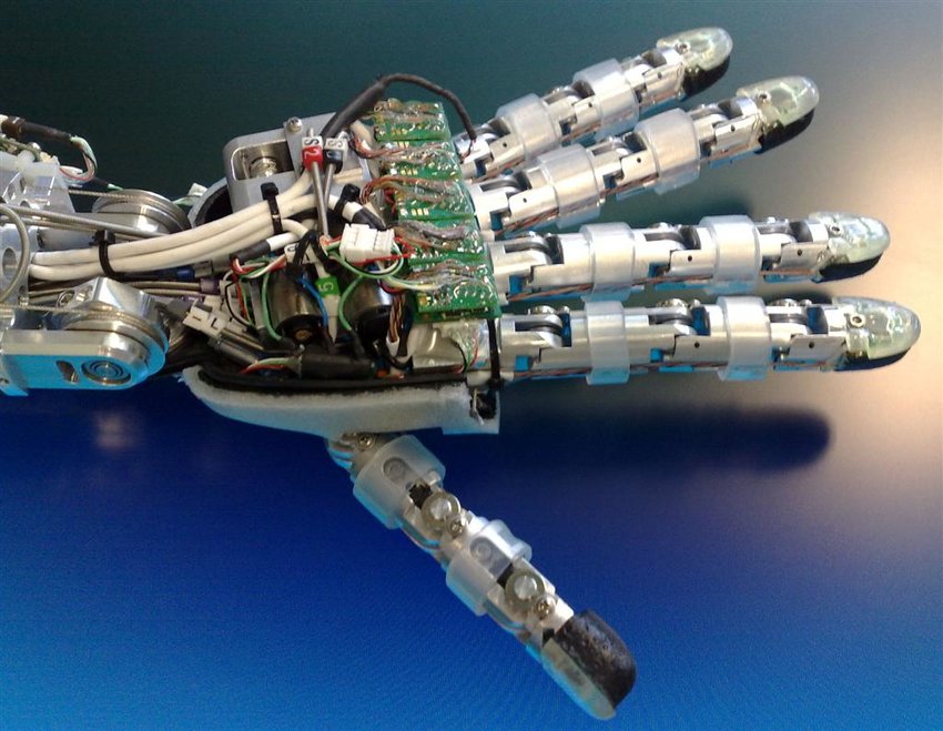 iCub humanoid robot hand with advanced degrees of freedom